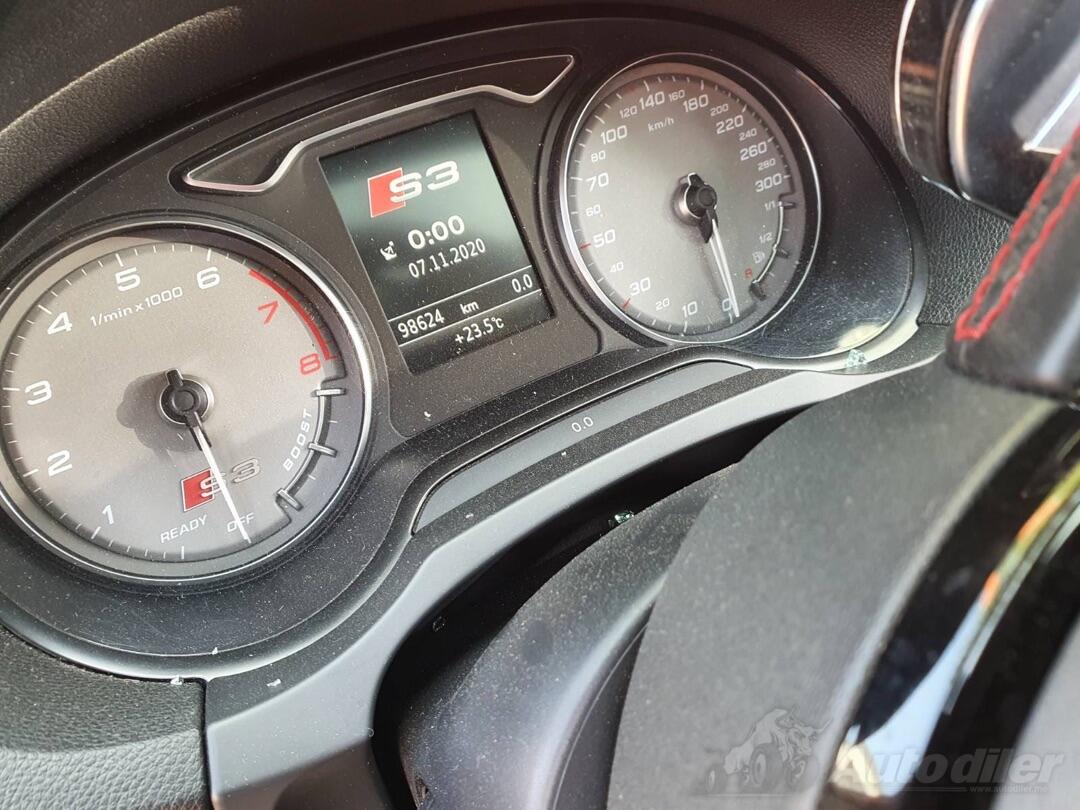 Instrument tabla za Automobile Audi A3 2015 Cijena 300 € Crna