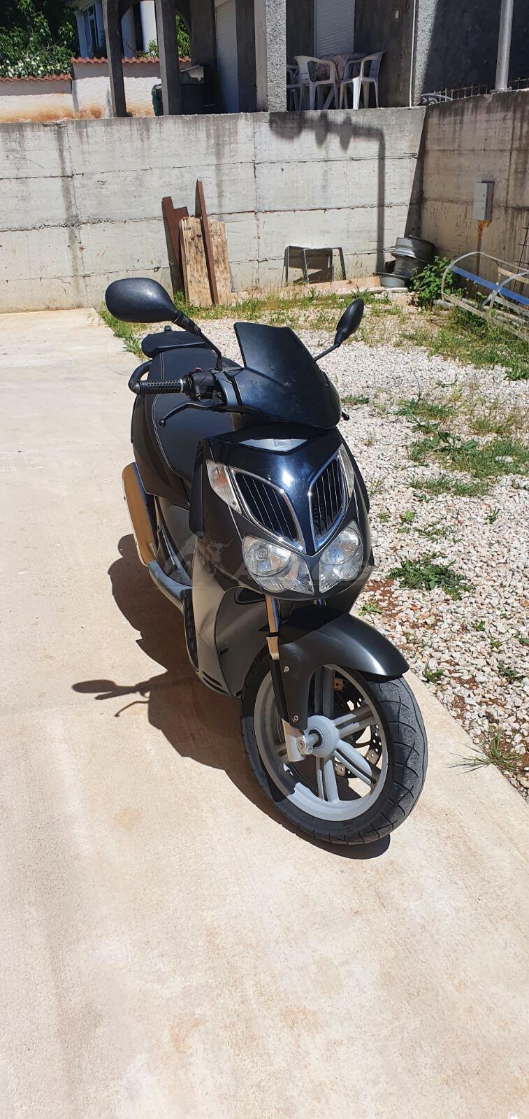 Aprilia sportcity Cijena 700 € Crna Gora Ulcinj > Okolina grada Motori AutoDiler