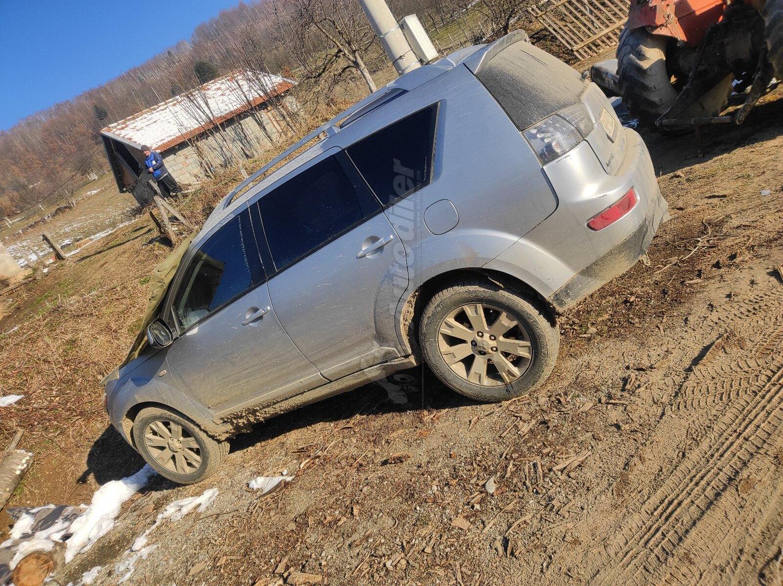 mitsubishi-outlander-2-0-tdi-cijena-5700-crna-gora-bijelo