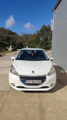 Peugeot - 208