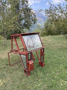 Traktorë në pjesë