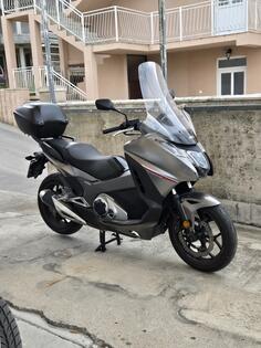 Honda - Integra 750s