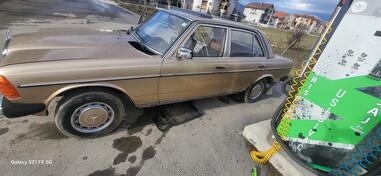 Mercedes Benz - 240 - 2.4