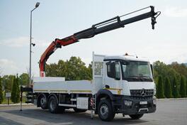Mercedes Benz - AROCS 2643 kamion s ravnom platformom/ Kran/ IMP-3007