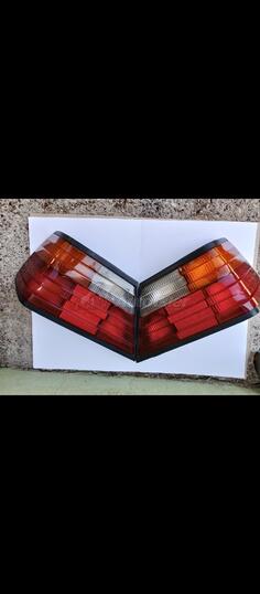 Оба стоп-сигнала za Mercedes Benz - E 250    - 1986