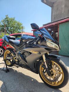 Yamaha - R1