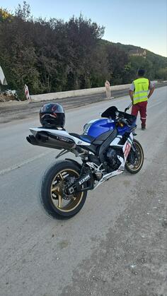 Yamaha - R1