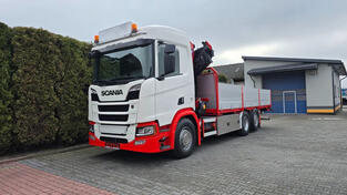 Scania - R520 V8 kamion s ravnom platformom+kran/ VLT046