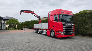Scania - R500 Kamion s ravnom platformom+Kran/ VLT054