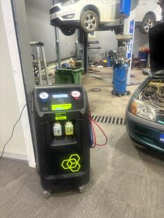 Refilling and service of car air conditioning - Car repair services