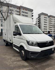 MAN - TGE 3.180 box truck / rampa / kamion furgon < 3.5t / LA2558