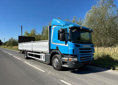 Scania - P 230 Kamion s ravnom platformom + rampa / LTK771
