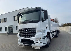 Mercedes Benz - Arocs 2545 Kamion s ravnom platformom + Kran / LTK866