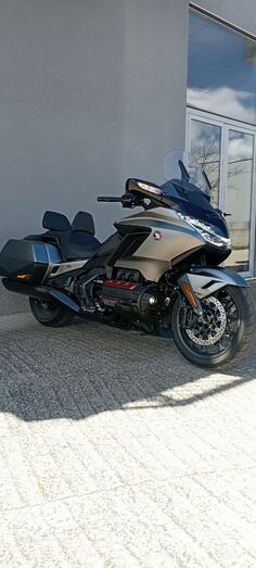 Honda - goldwing bagger dct