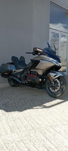 Honda - goldwing bagger dct