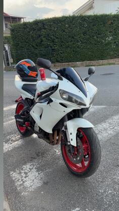 Yamaha - R1