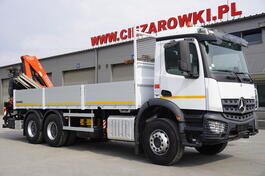 Mercedes Benz - Arocs 2633 kamion s ravnom platformom / dizalica FASSI F155A.0.23 / daljinsko upr...