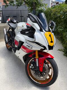 Yamaha - R1