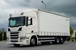 Scania - R 450 kamion sa kliznom ceradom + rampa / IMP-4272
