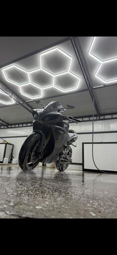 Yamaha - R1