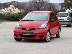 Toyota - Aygo - 1.0 Benzin ODRADJEN SERVIS NA IME KUPCA MALI POTROŠAČ