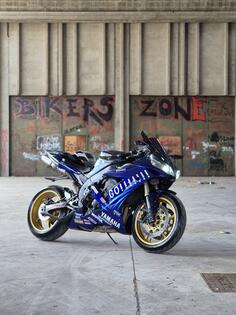 Yamaha - R1