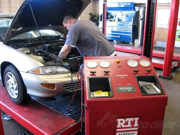 Refilling and service of car air conditioning - Car repair services