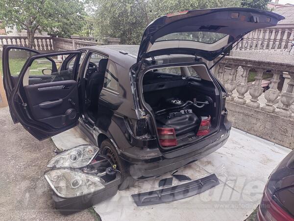 U djelovima Mercedes Benz - B 180 CDI