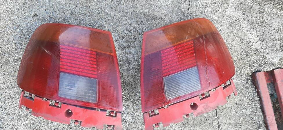 Oba stop svjetla za Audi - A4    - 1996