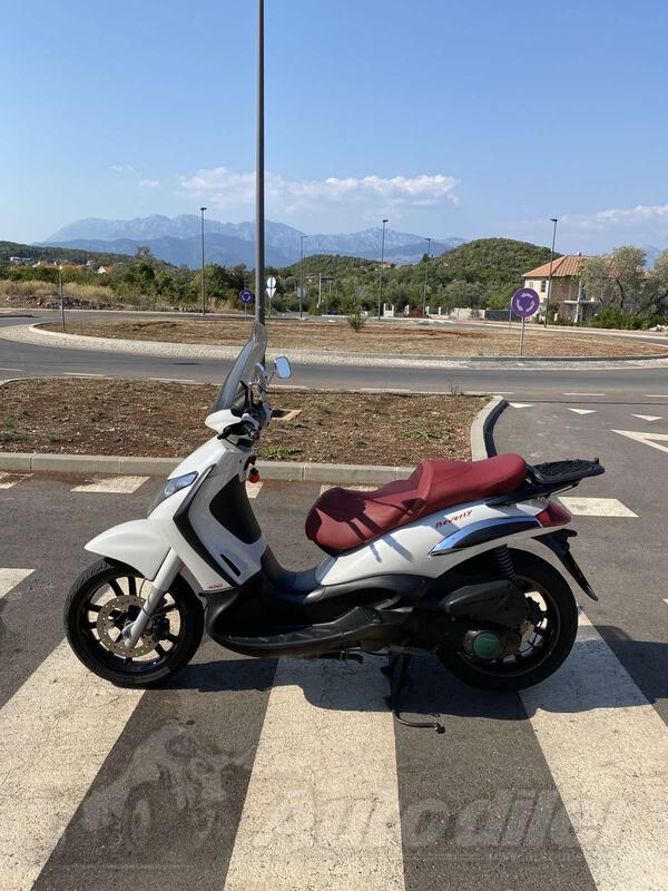 Piaggio - Beverly 250 - Cijena 1600 € - Crna Gora Tivat Tivat (uži dio)  Motori