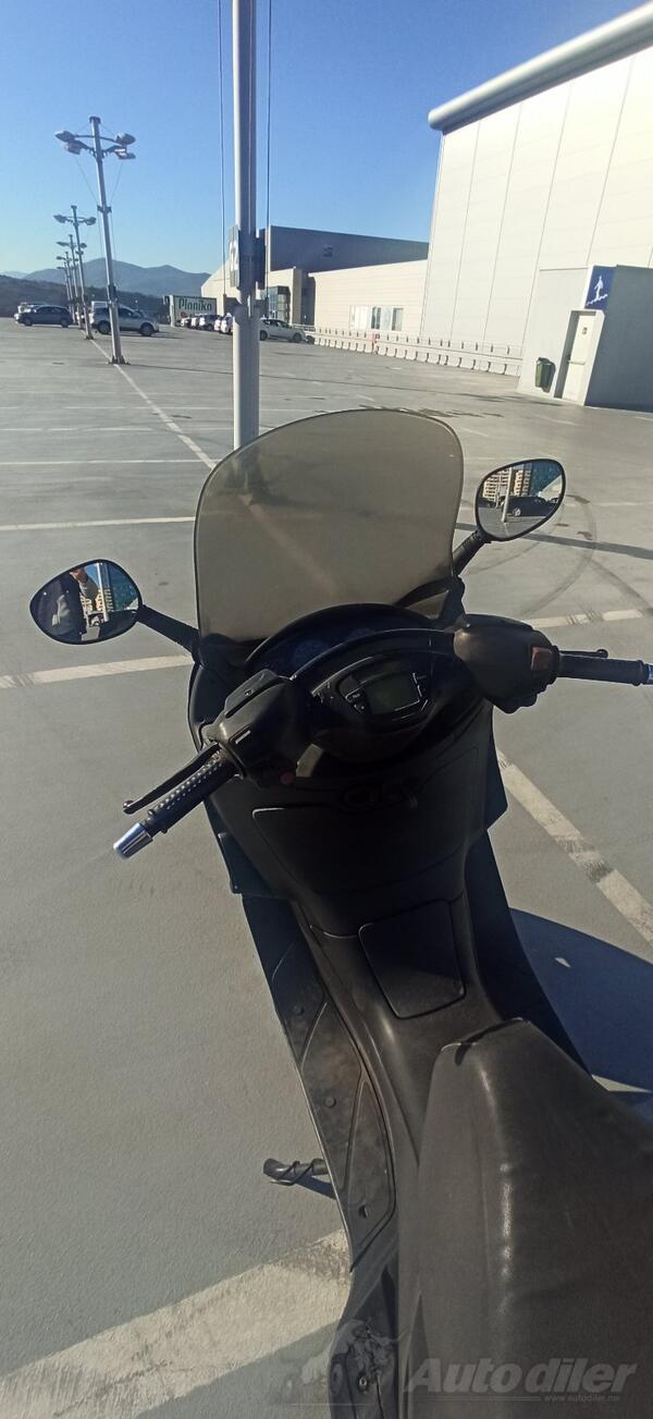 Piaggio - X9