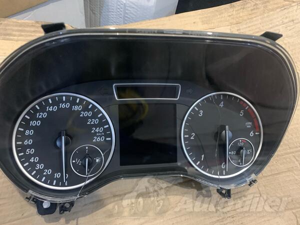 Instrument tabla za Automobile - Mercedes Benz - A 160    - 2013