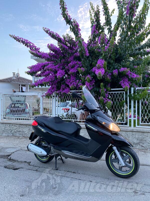 Piaggio - X7