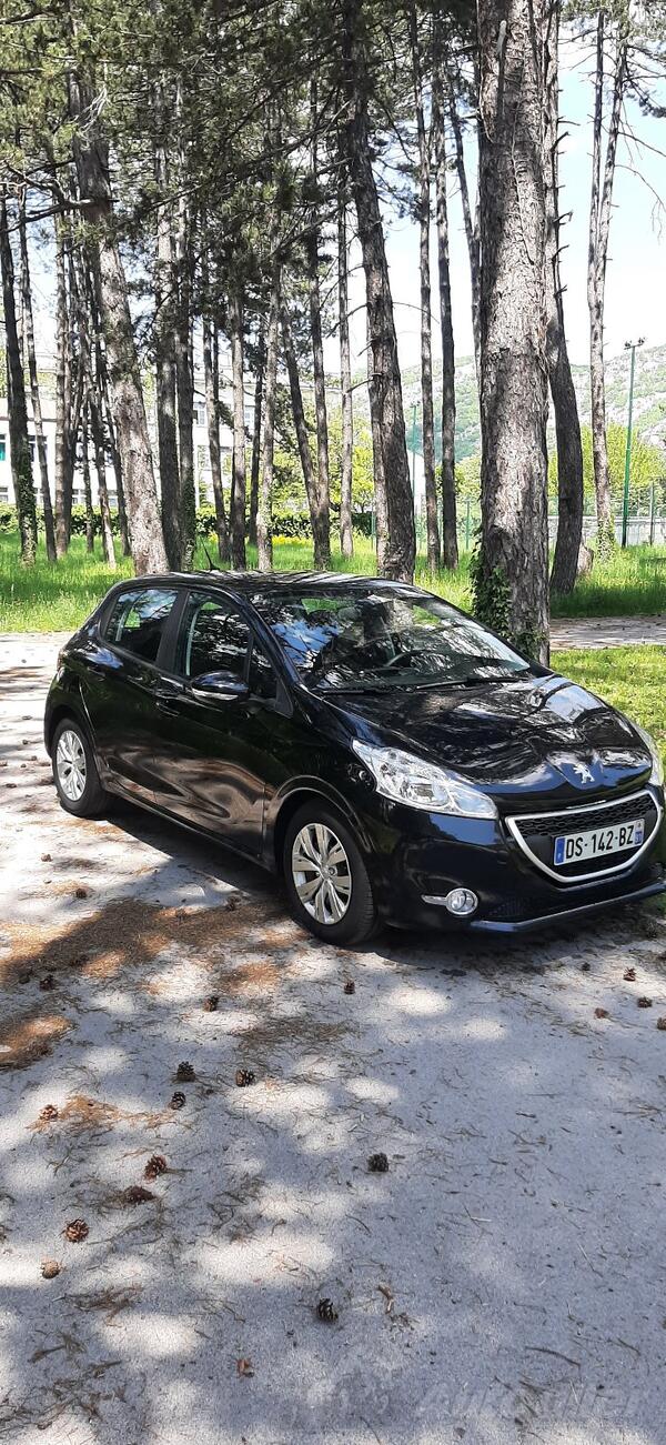 Peugeot - 208
