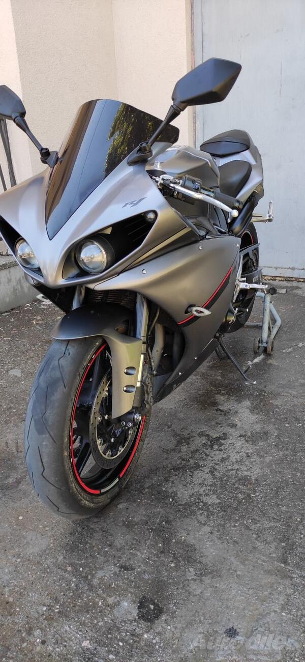 Yamaha - r1