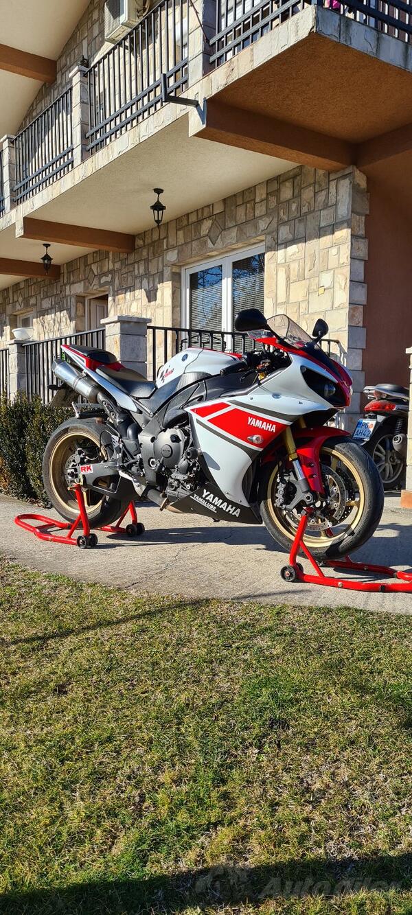 Yamaha - R1