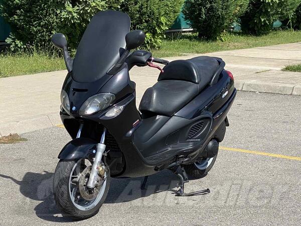 Piaggio - X9
