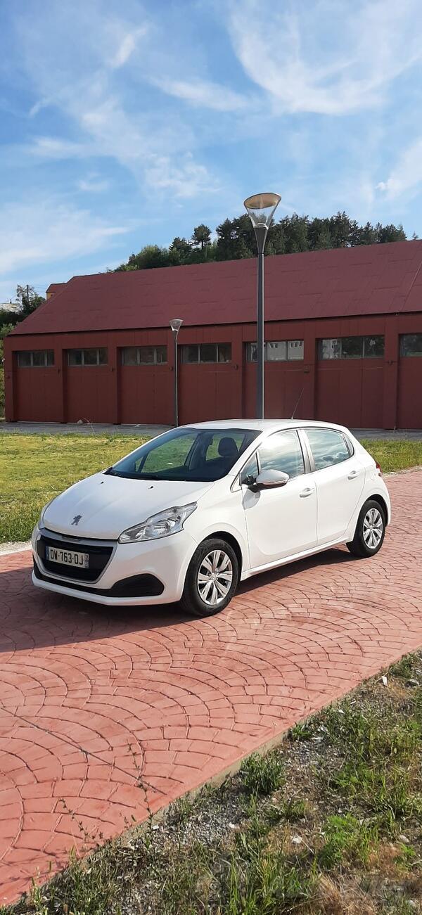 Peugeot - 208