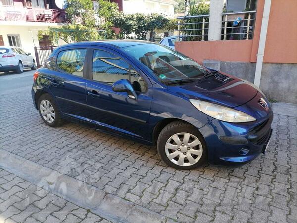 Peugeot - 207 - 1,4 benzin