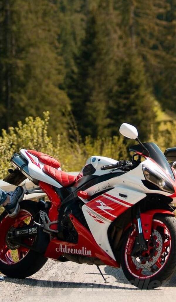 Yamaha - R1