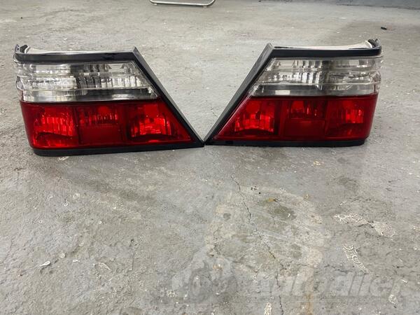 Oba stop svjetla za Mercedes Benz - 250    - 1991