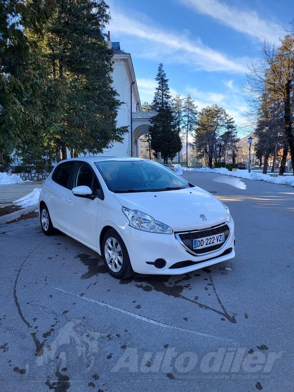 Peugeot - 208