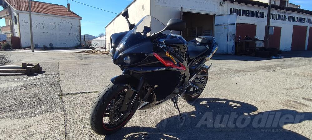 Yamaha - R1