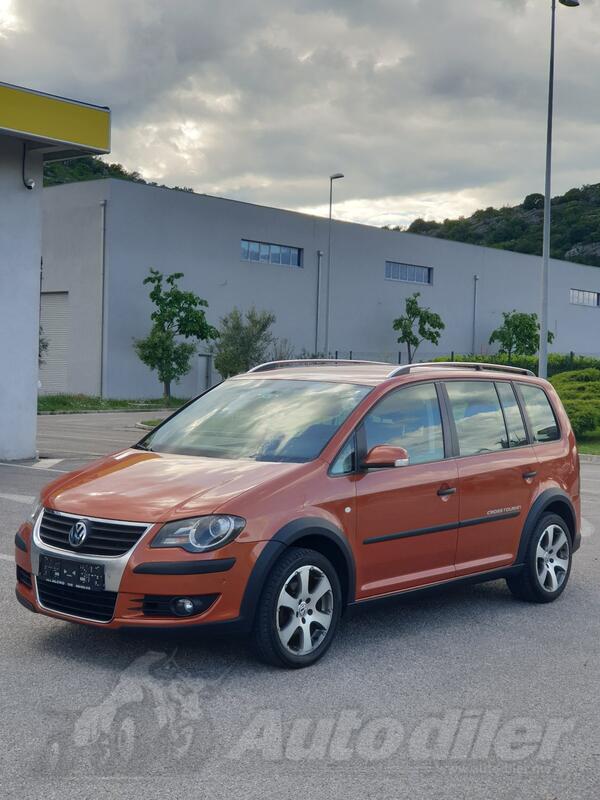Volkswagen - Touran - CROSS