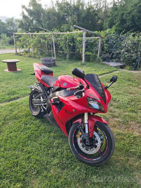 Yamaha - R1