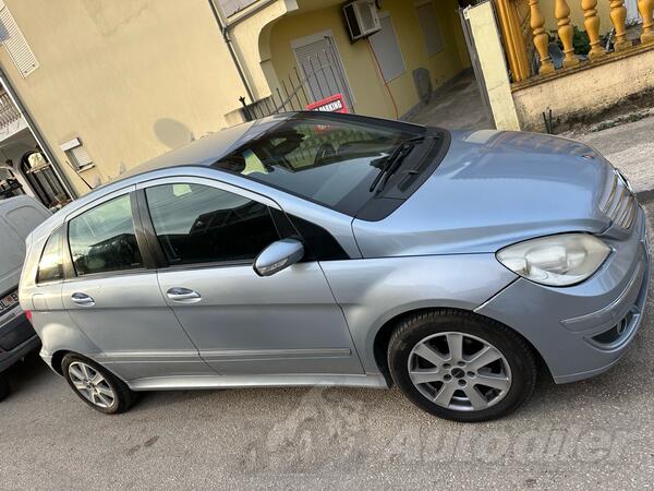 Mercedes Benz - B 180
