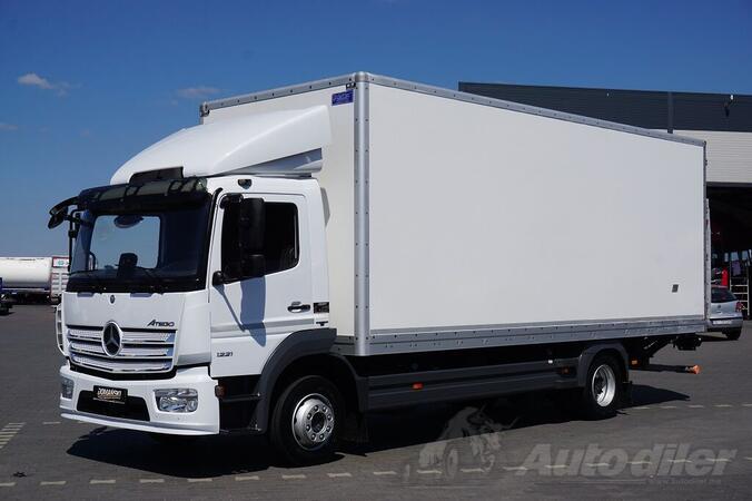 Mercedes Benz - ATEGO 1221 / Furgon + Rampa