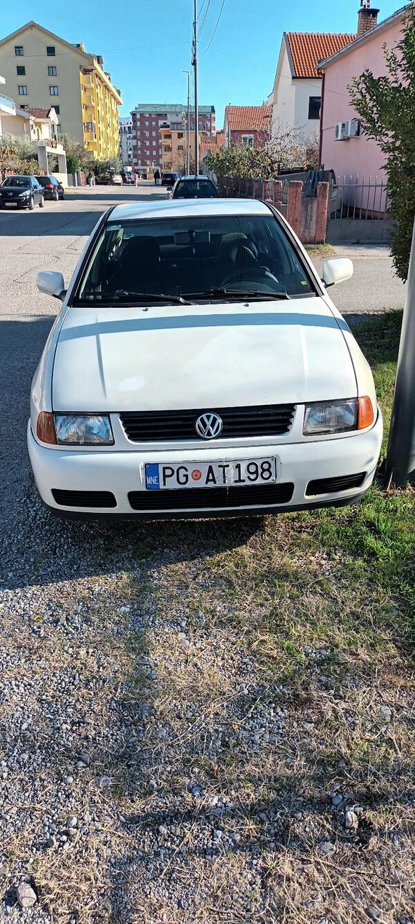 Volkswagen - Polo Sedan - 1,6