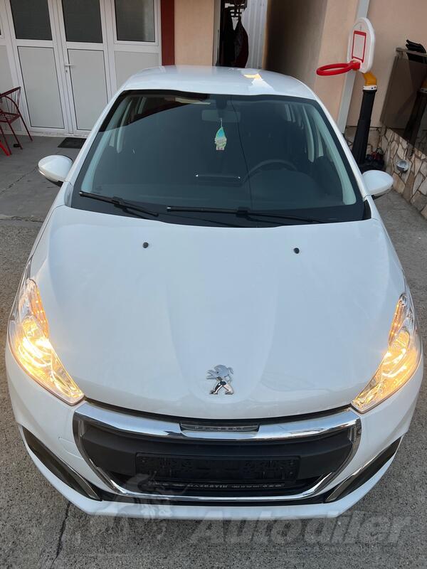 Peugeot - 208