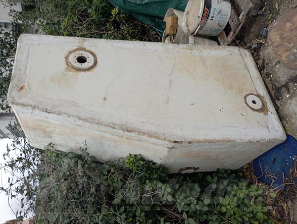 Fuel tank for watercrafts